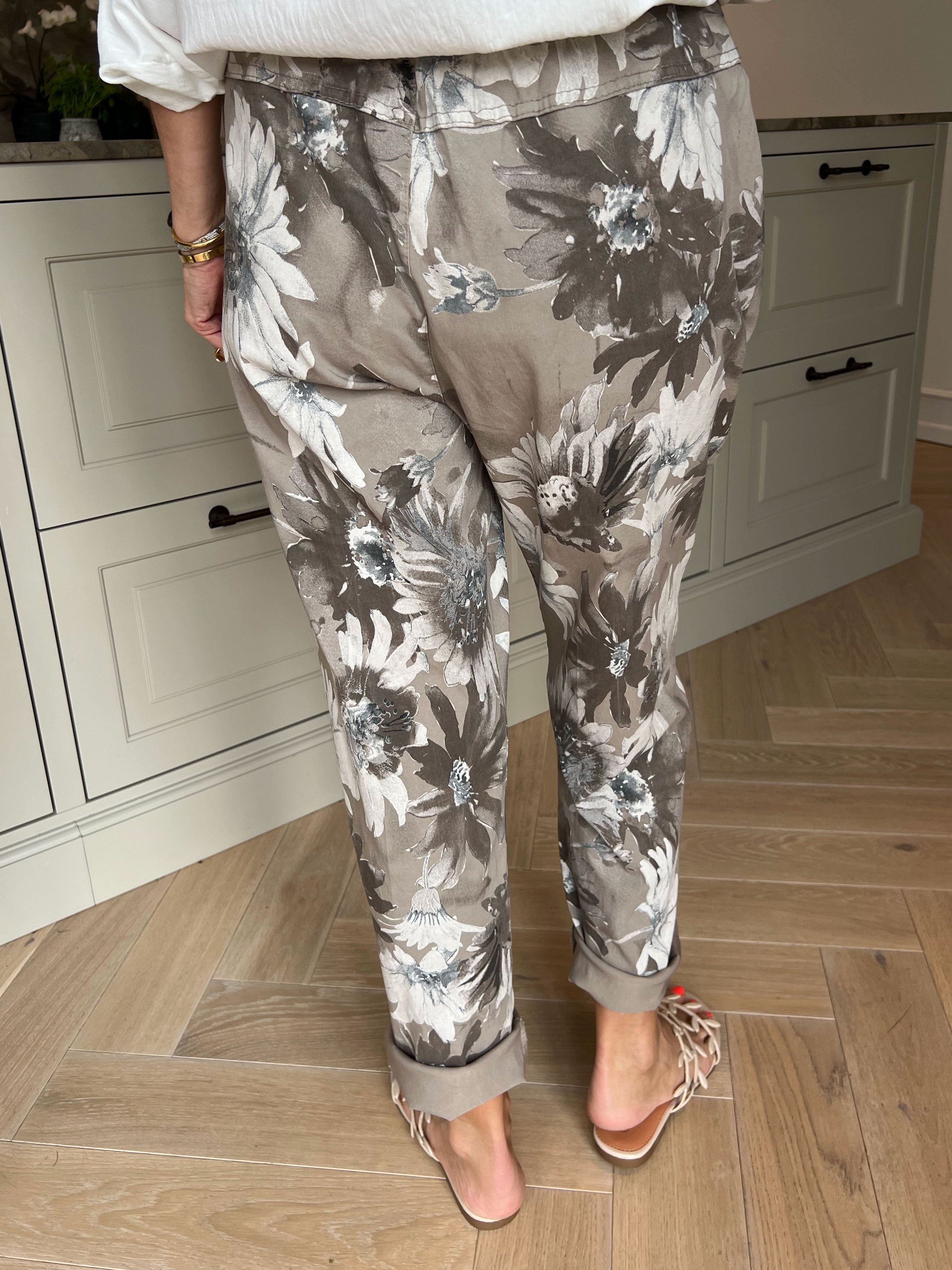Dakota - Plus size bukser i viskoseblanding med blomsterprint og elastikkant i livet